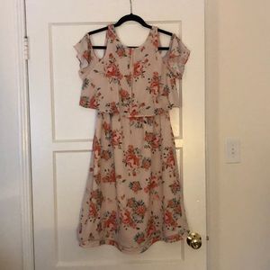 Sold out!! Beautiful light pink midi cold shoulder